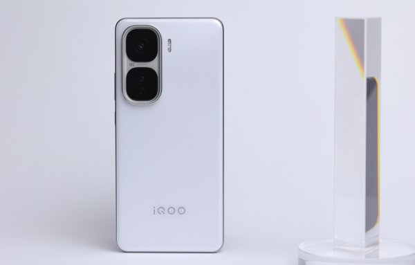 在配资炒股 被冷落的真香中端旗舰, 天玑9400+120W快充+大电池, 低至2039元